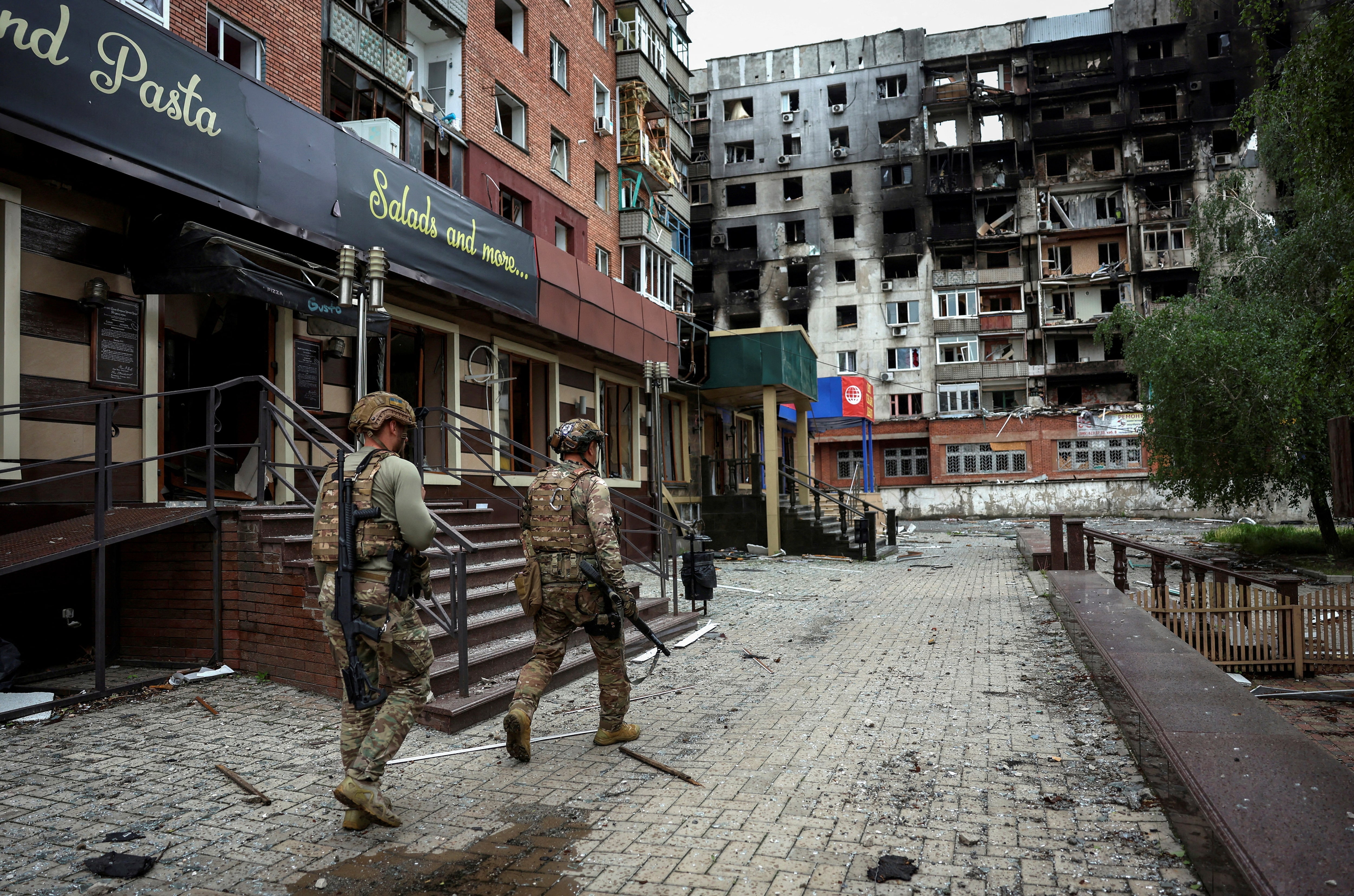 ロシア、東部2都市でウクライナ軍包囲と主張　降伏呼びかけ
