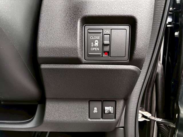 ユアーズには自社で鈑金塗装工場を所持！代車も無料です！自社工場なのでお安く修理可能！代車に乗って待っていただければ、ぴかぴかに元通り！