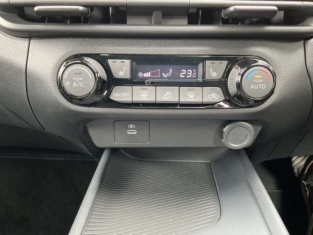 「オートエアコン」付き一年中快適な室内を提供！車内温度を設定すると、風量を自動で調節してくれます。さらに前席シートヒーターつき(^^)/USB（タイプC）もついてます！