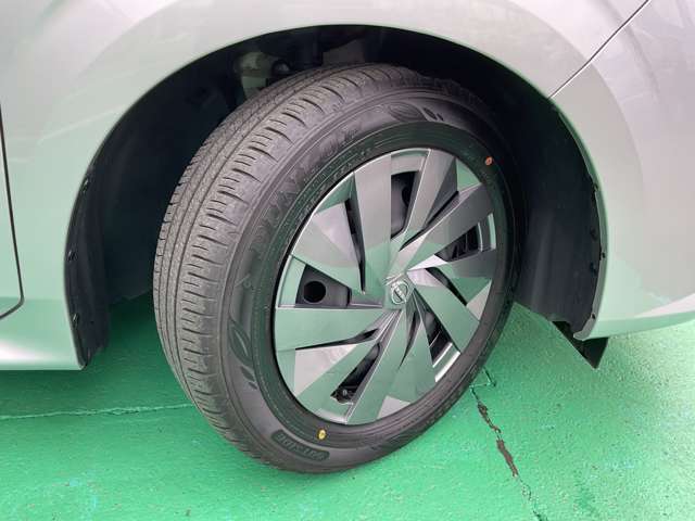 タイヤサイズは１８５／６５Ｒ１５スチールホイル、キャップ付き！（夏タイヤ装着）冬タイヤ、ホイール注文も承っております☆