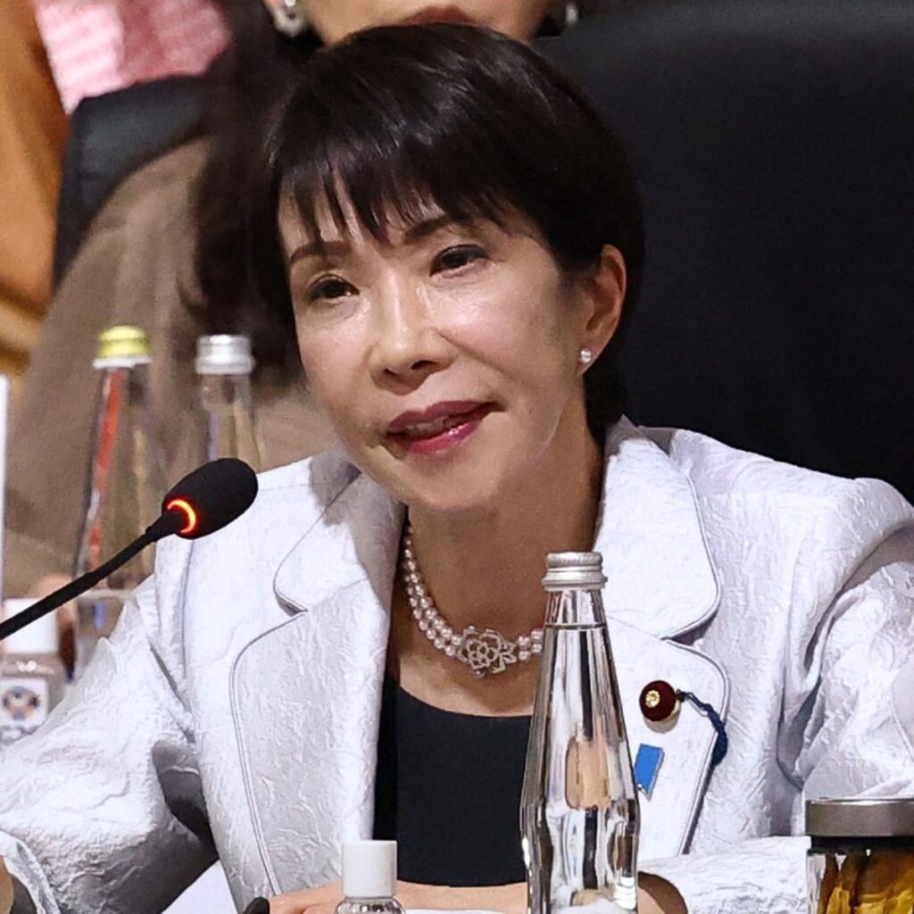 「なんでこんなバカが国のトップなの？」カリスマ的な人気を誇るアーティスト 高市首相の“洋服選び”投稿に怒り爆発（女性自身） - Yahoo!ニュース
