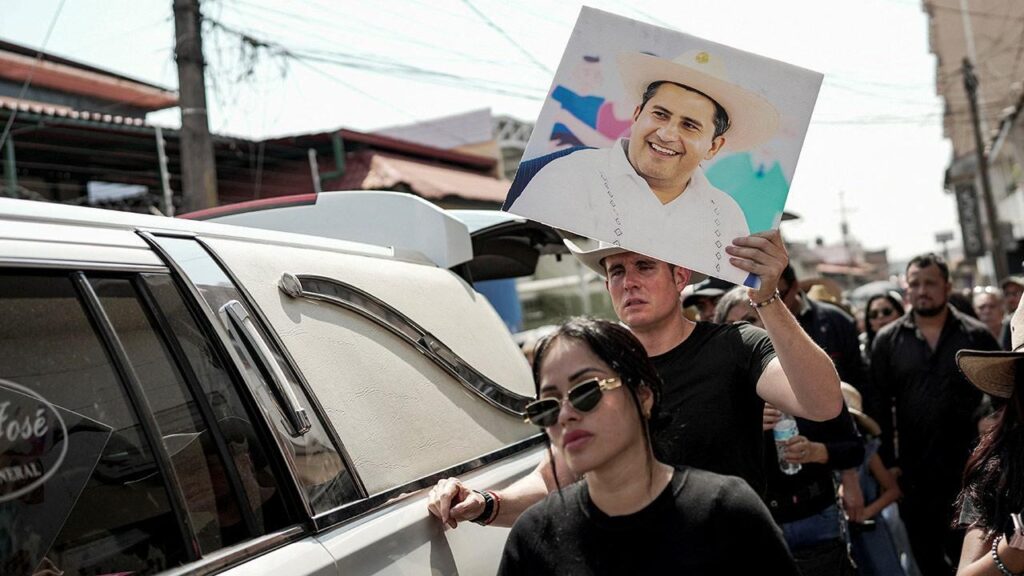 メキシコの死者の日イベントで反カルテル市長カルロス・マンゾ氏殺害