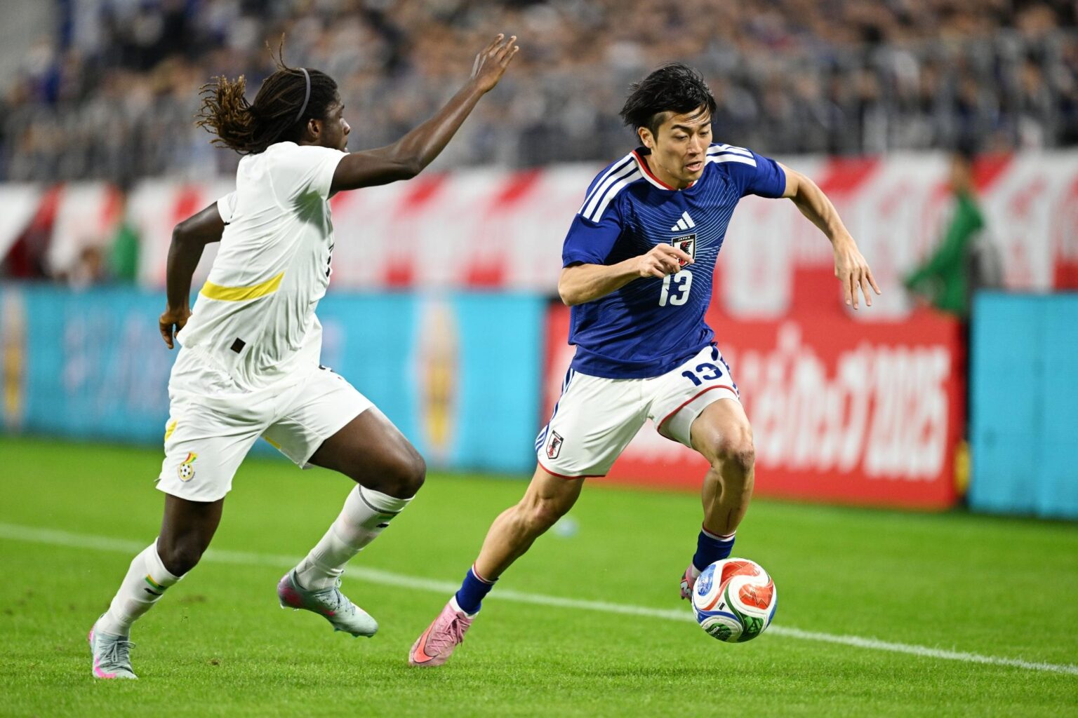 サッカー日本代表に執拗な猥褻メッセージを送り、フランスまで付け回すと捕まる。