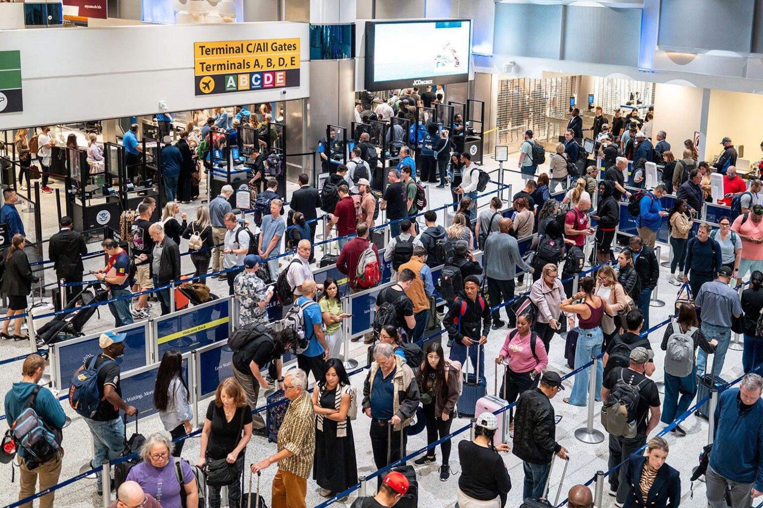 トランプ大統領は、航空便の欠航、TSAの長い列、混乱した空港が閉鎖を終わらせると考えている。彼は間違っています。