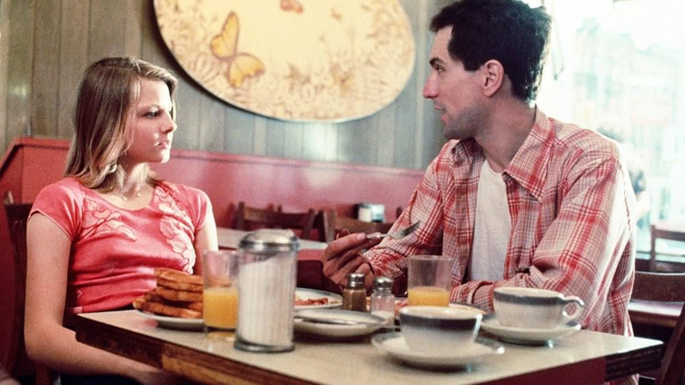 ジョディ・フォスター、『タクシードライバー』でロバート・デ・ニーロと初めて会った時、ロバート・デ・ニーロは「本当に面白くない」と思った：「何が起こっているの？って感じだったのを覚えている」しかしその後、彼は「演技とは何なのかということに私の目を開かせてくれた」