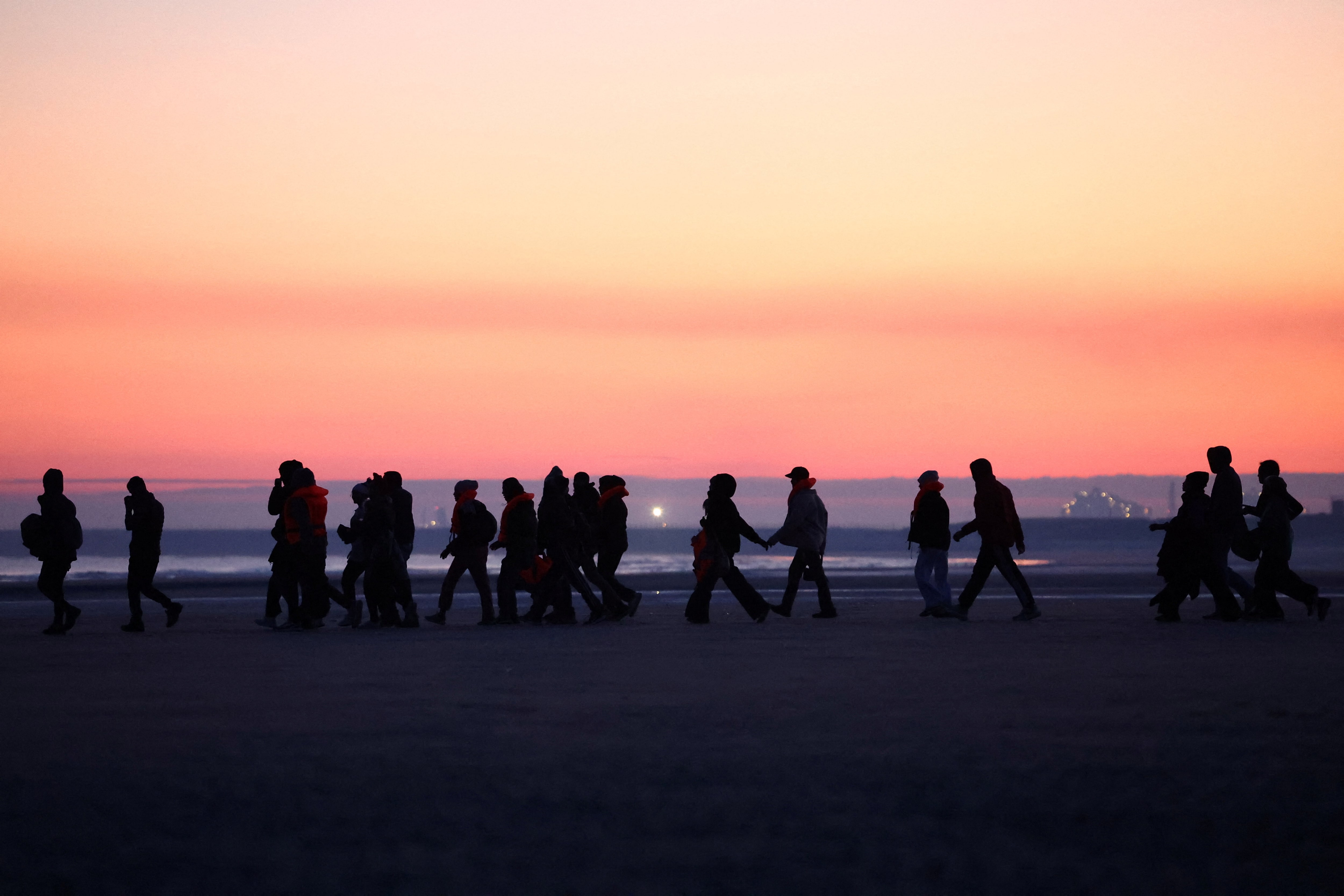 英国、難民保護を「一時的」に　永住権取得は20年に長期化