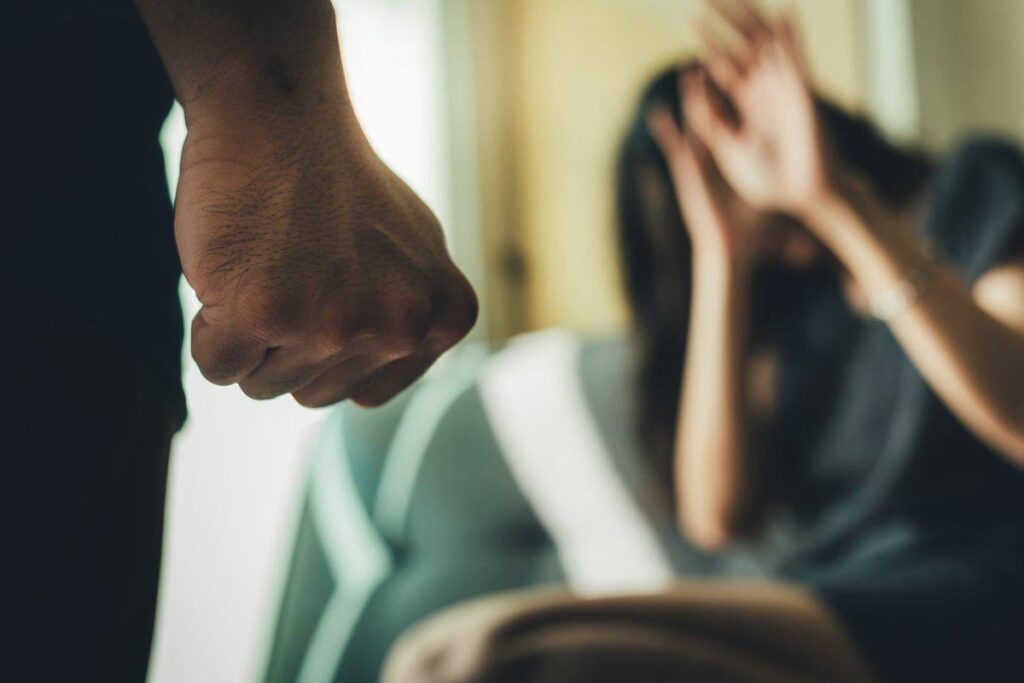 子どもの前で女性の首を繰り返し絞殺した男、国から500ユーロの賠償金を受け取る