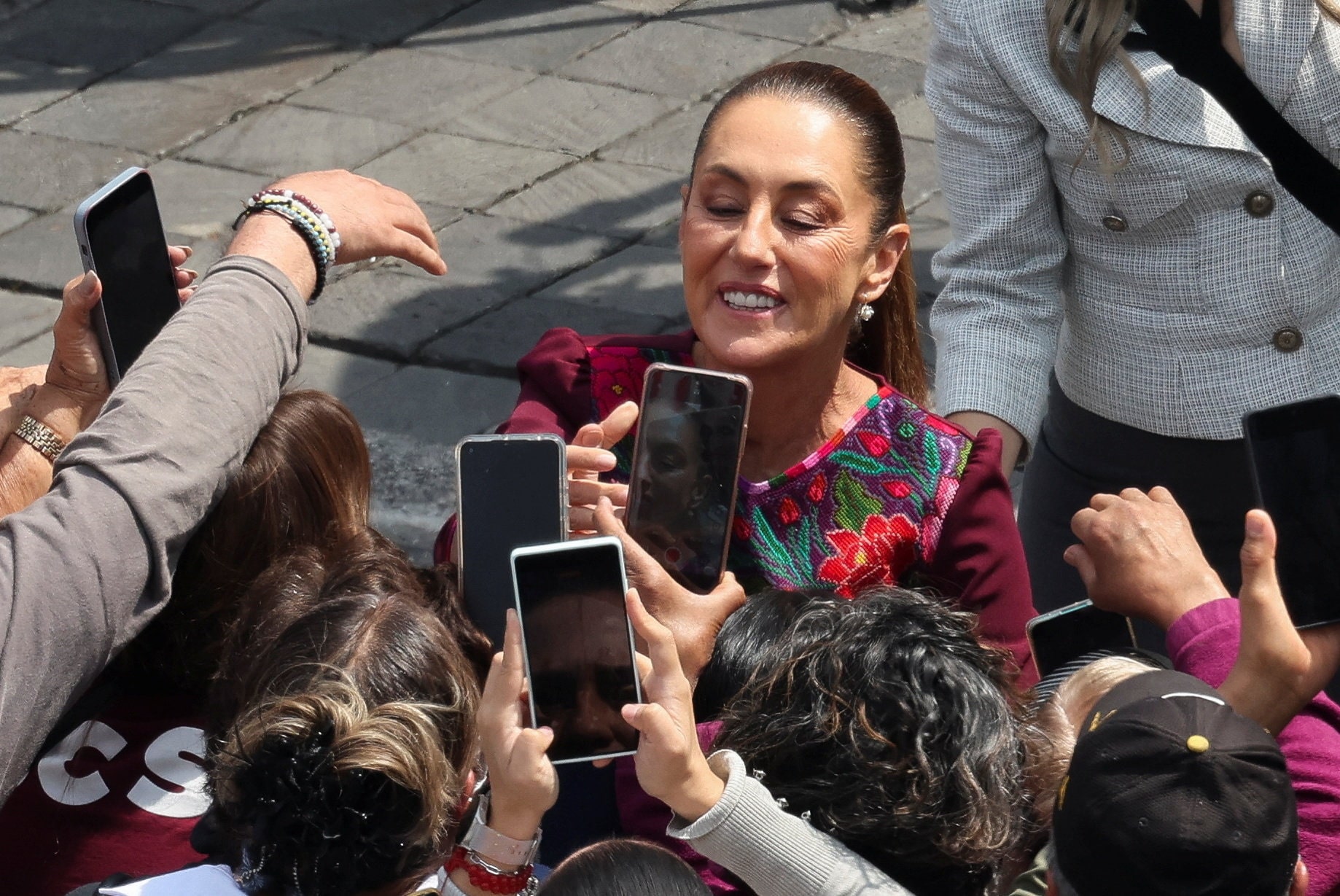 アングル：メキシコ大統領、酔った男に抱きつかれる被害　男性優位主義に改めて懸念