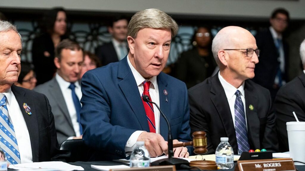 下院委員会、WaPo「全員殺害」報告を受けボートストライキの「完全な説明」を求める