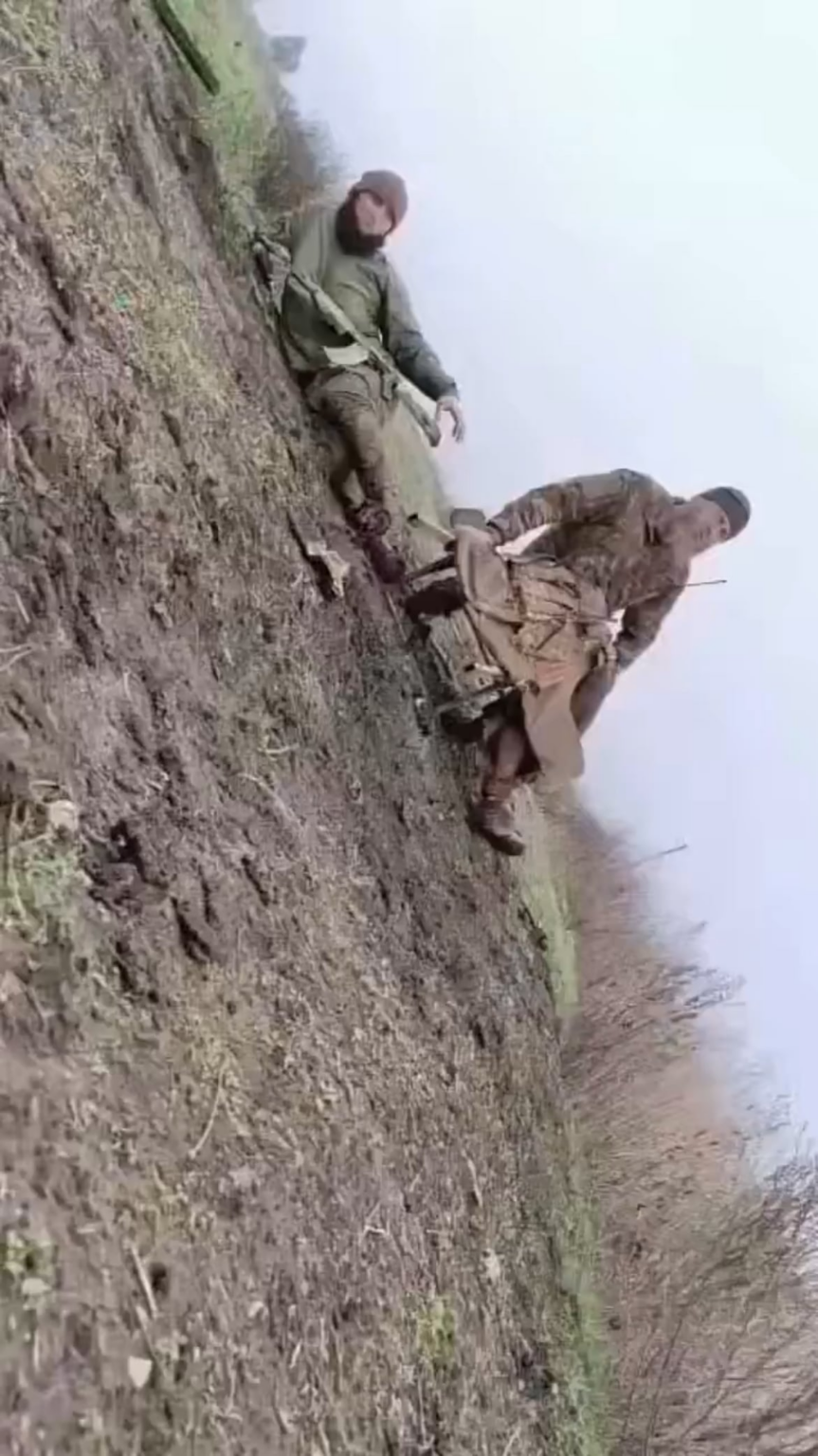NSFW: ロシア兵士がウクライナのトリップワイヤーと地雷に捕まった。 [Russian POV]