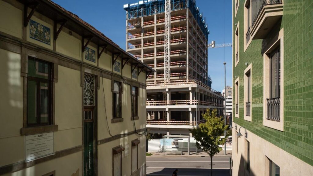 ポルトは建設がリードしており、空き家が多いが、価格は上昇し続けている