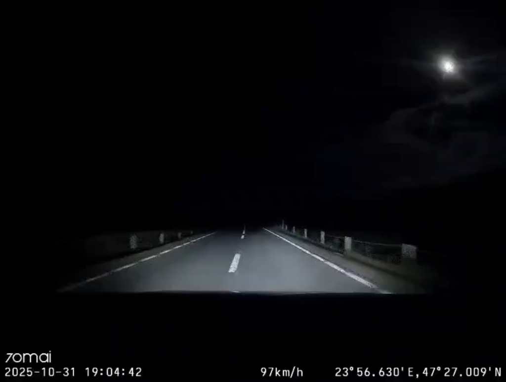 アルコール依存症者が運転する標識のないカートが合法的に走行していた車にはねられ、乳児１人が死亡、複数人が負傷