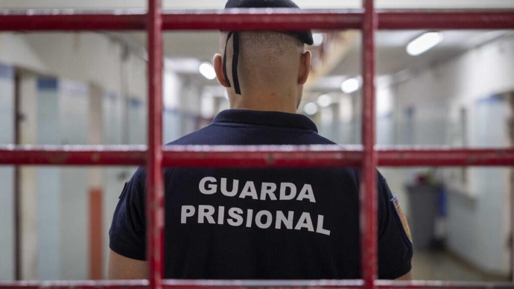看守らは受刑者が母親の通夜に出席するため、13時間交代で勤務した
