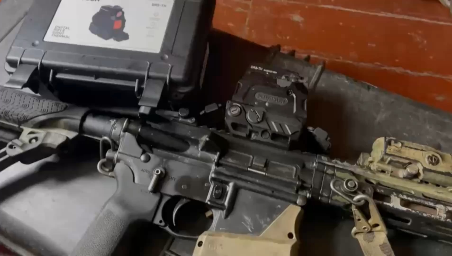 特殊作戦部隊アルファグループのビッグバッドウルフは、2つのサーマルコリメータ照準器を入手し、現在、ウクライナ解放に向けて活動しています。次に、暗闇の中で手を伸ばせる能力を与えるために、長距離オプションを調達する必要があります。ウルブズがさらに危険になるのを助けましょう。目標は 3500 ドルです
