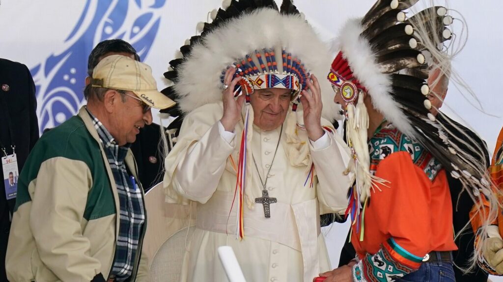 ローマ法王、植民地時代の過去を振り返る一環としてカナダから先住民族に62点の工芸品を返還
