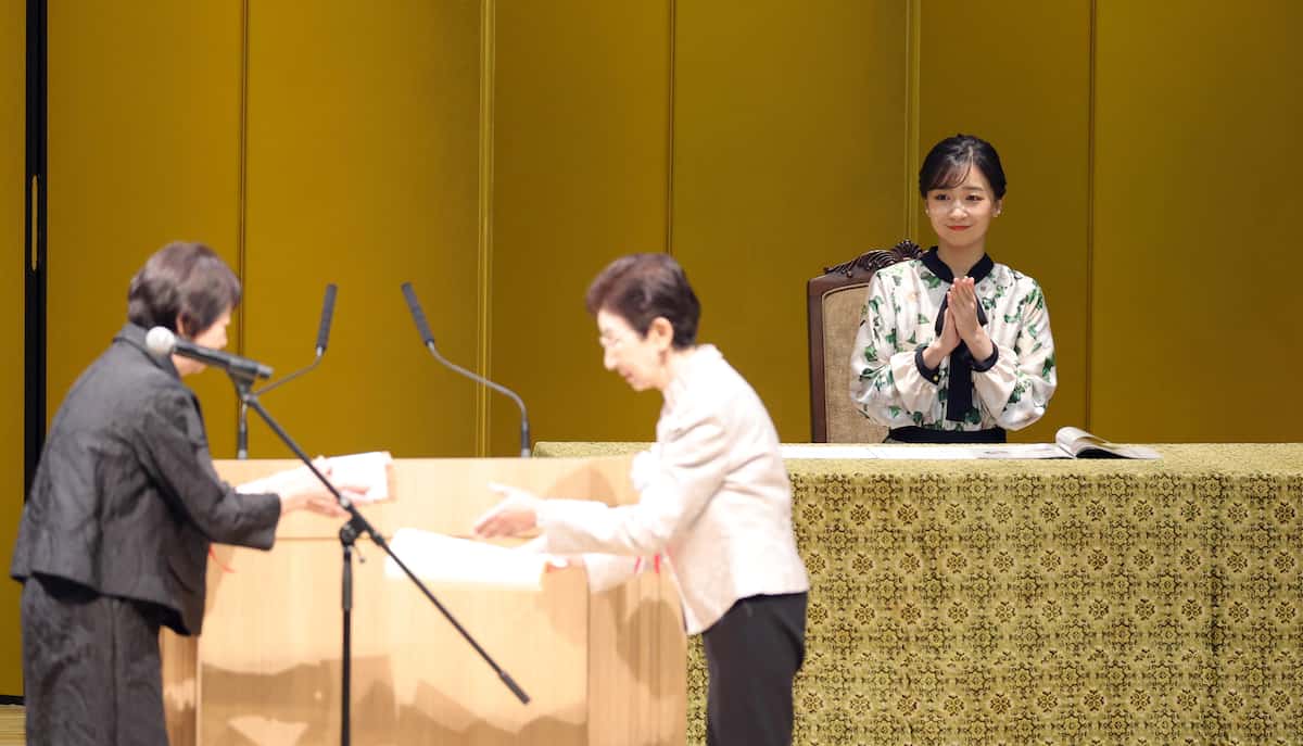 「創立70周年記念第10回全国手をつなぐ育成会連合会全国大会」の表彰者に拍手を送られる秋篠宮ご夫妻の次女、佳子さま＝9日、東京都大田区（松井英幸撮影）