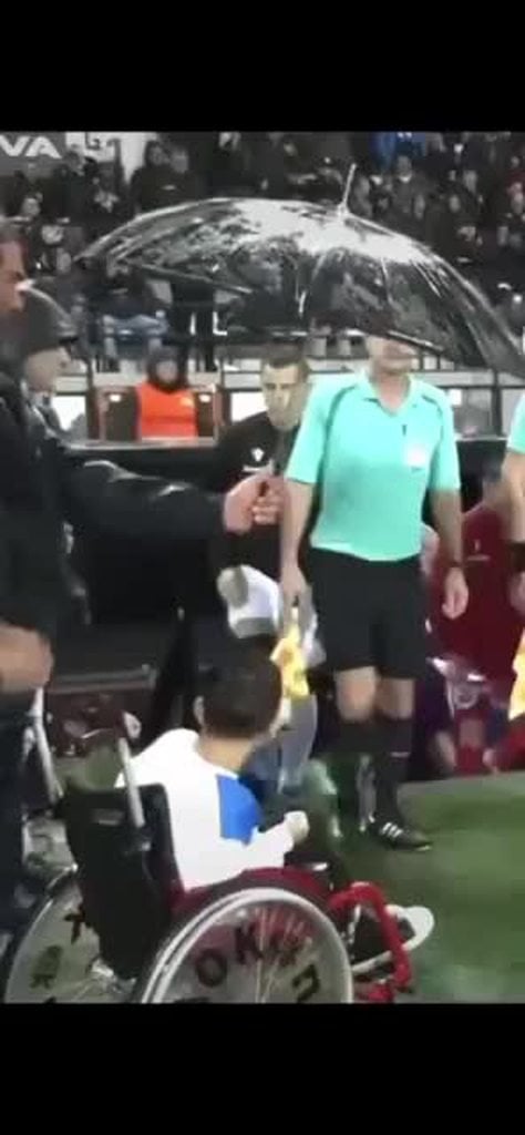 文化を紹介します: サッカー選手が障害のある若いファンを連れてみんなとハイタッチできるようにします