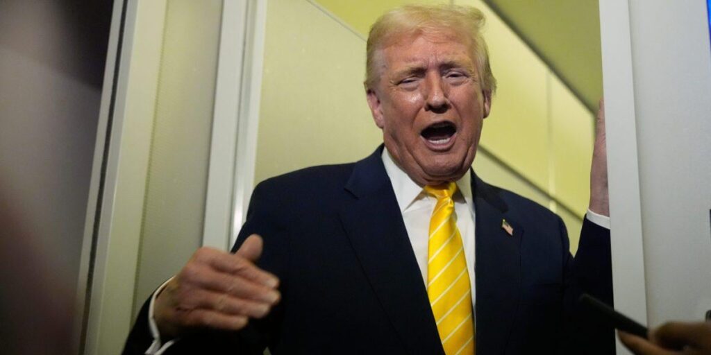 バイデン氏のオートペン使用を嘲笑したトランプ氏、恩赦に関する同一の署名を投稿したのを逮捕