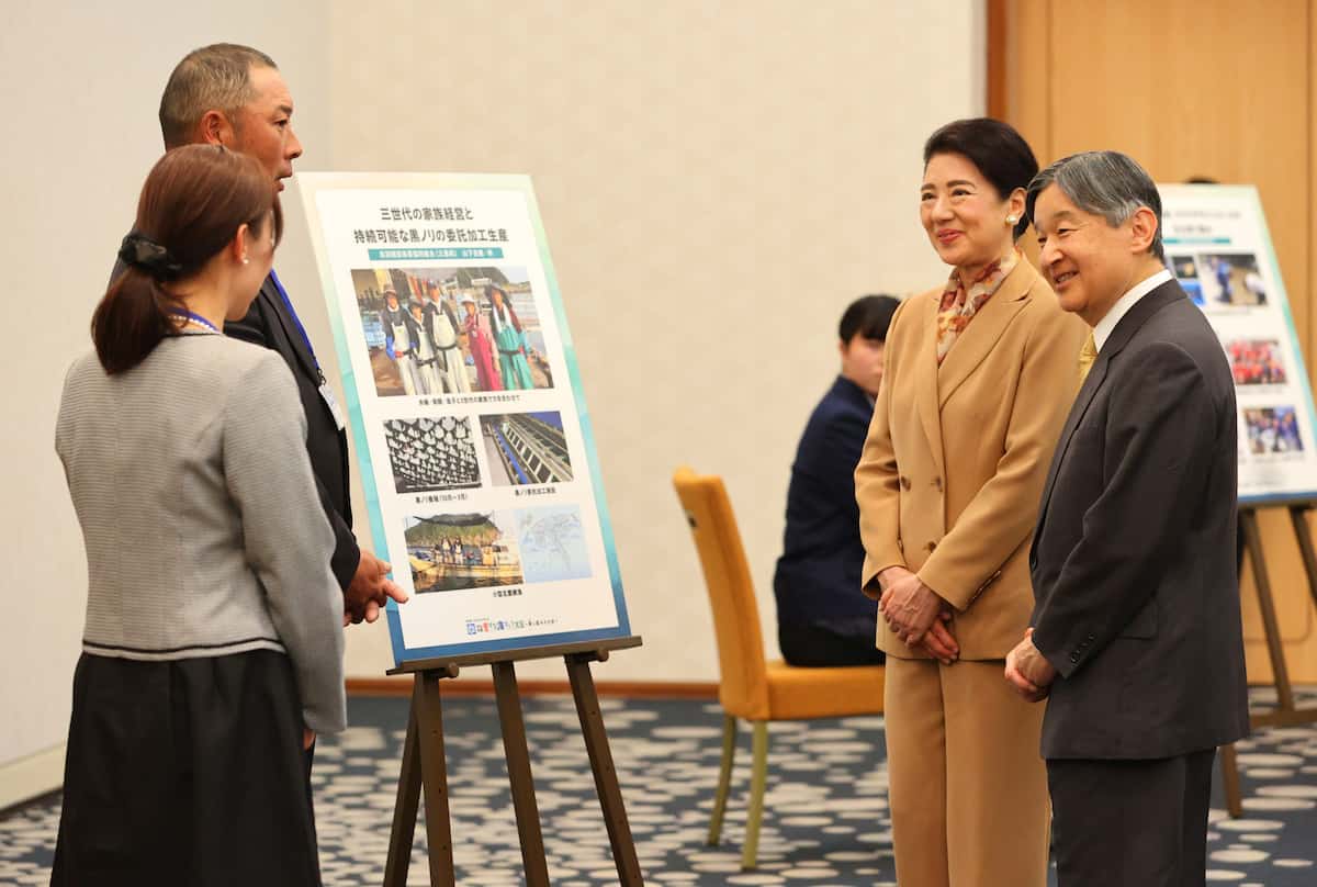 漁業関係者らと懇談される天皇、皇后両陛下＝8日、三重県志摩市