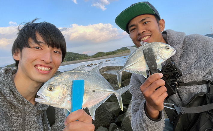 秋のメッキゲームで良型が入れ食い!【和歌山・南紀白浜】ミノー&ボトムワインドに好反応 | TSURINEWS 秋のメッキゲームで良型が入れ食い!【和歌山・南紀白浜】ミノー&ボトムワインドに好反応