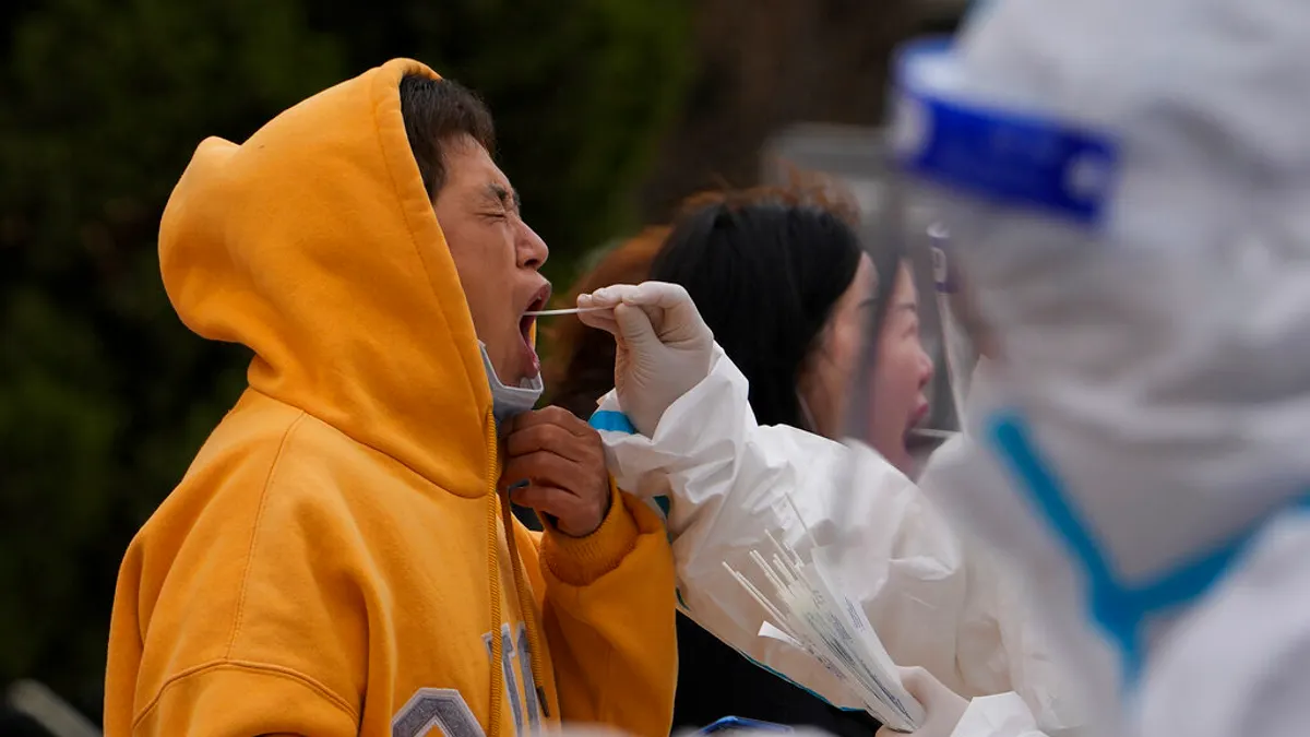 2022年4月、北京市民が新型コロナの検査を受けている。（写真/AP通信提供）