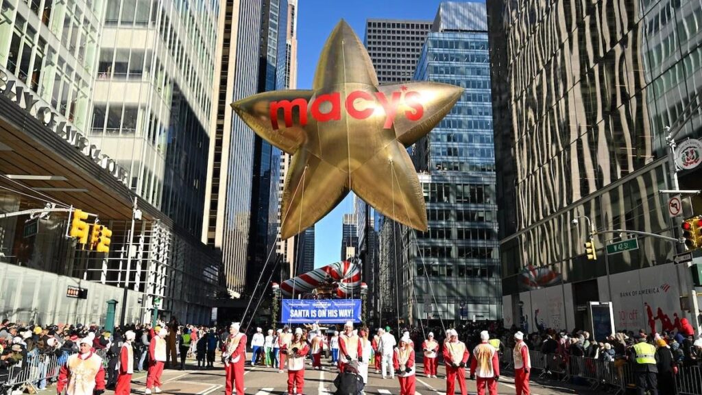 メイシーズ感謝祭のパレードは、昨年比 8% 増の 3,430 万人の視聴者を記録し、再び過去最高を記録