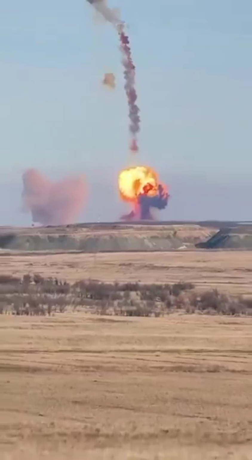 オレンブルク近郊のヤスヌイ発射場からのロシアのミサイル（おそらくUR-100N）の発射失敗の詳細なビデオ。 2025.11.28