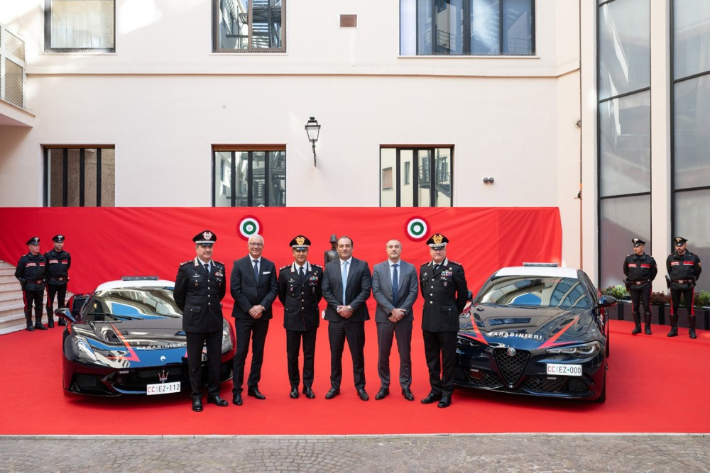 イタリア国家憲兵隊カラビニエリに『マセラティMCプーラ』と『アルファ・ロメオ・ジュリア・クアドリフォリオ』が緊急輸送用車両として導入。