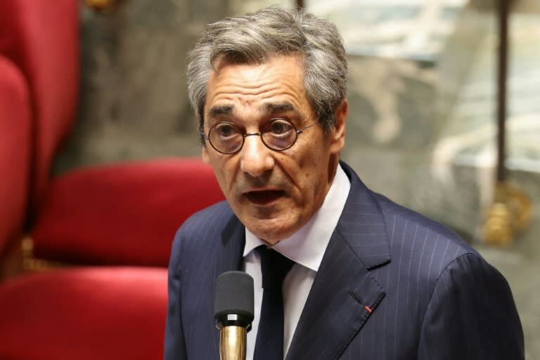 国民議会での政府への質疑の際のセルジュ・パパン、2025年10月22日