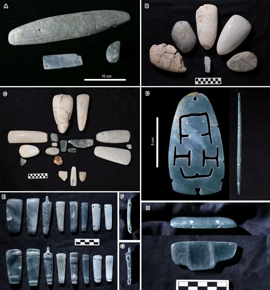 遺跡からは翡翠で作られた斧などの遺物が複数出土した/Middle Usumacinta Archaeological Project 