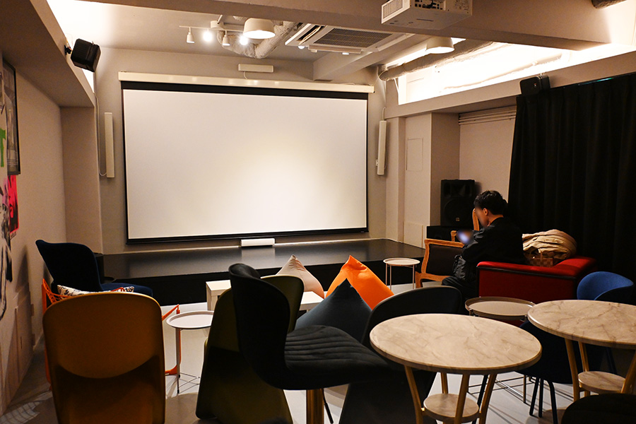 「Theater Aimyou」の内観。席は自由席でどこに座ってもOK