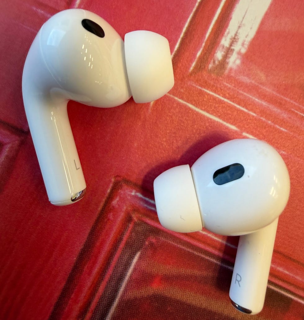 a la izquierda un auricular airpod pod 3 y a la derecha, un airpod pro 2