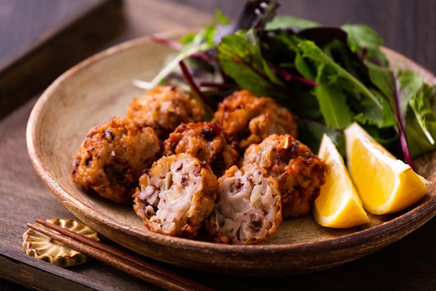 『青森県フェア』に登場する「カネセ高橋かまぼこ店」の津軽イカメンチ（6個入849円）