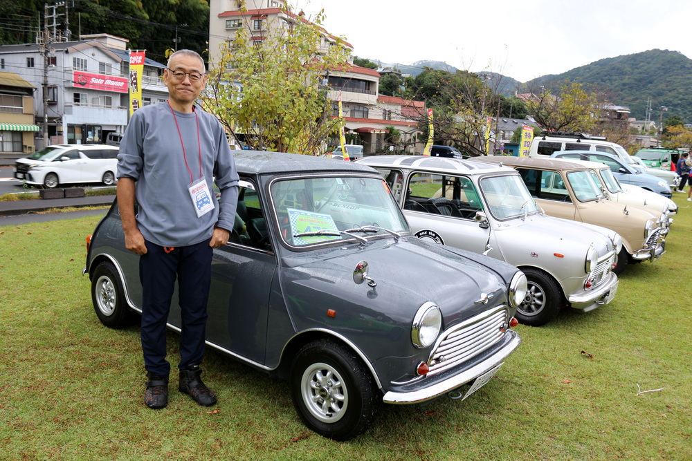 ローバー時代に生産された1996年式『ミニ・クーパー1.3i』に乗っている向井和典さん。