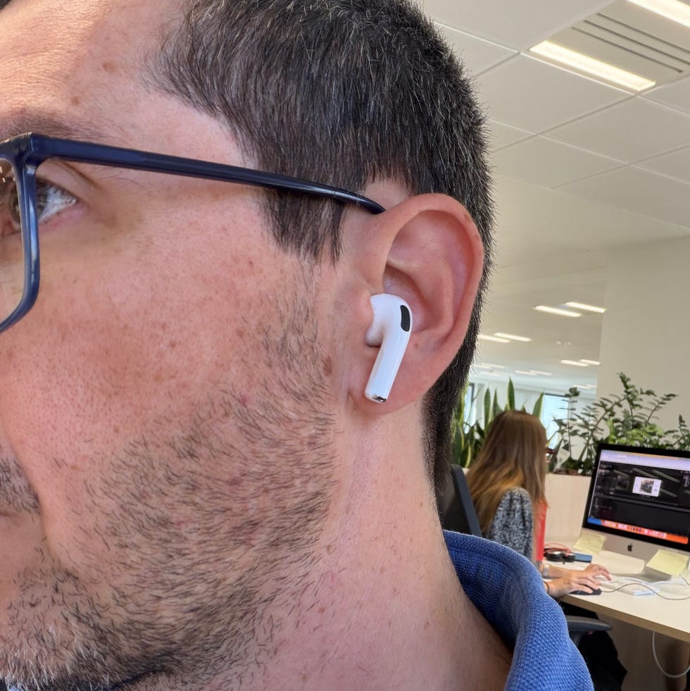 el periodista lleva puesto en el oído izquierdo un auricular airpod pro 3