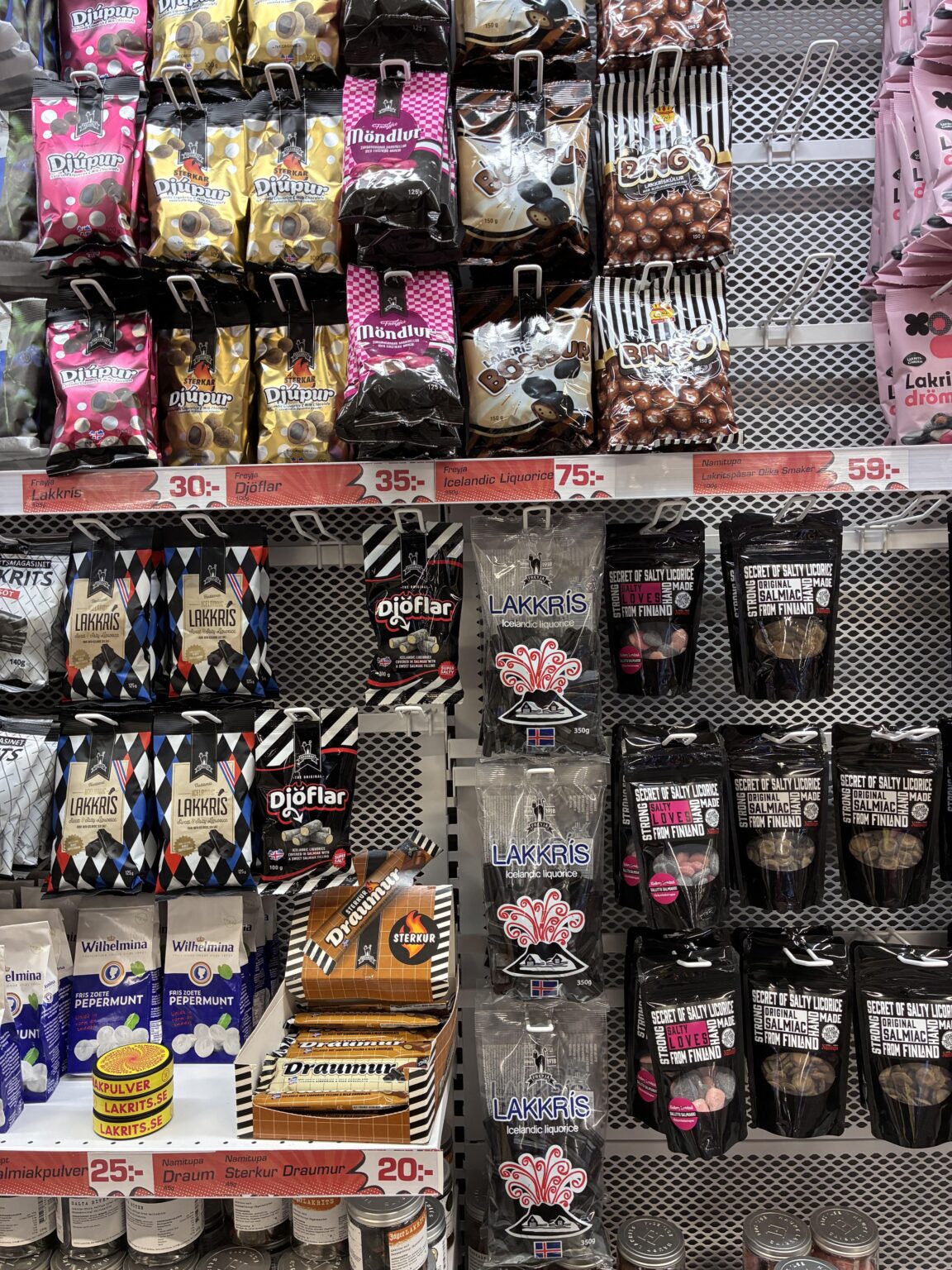 「世界のお菓子」の棚。