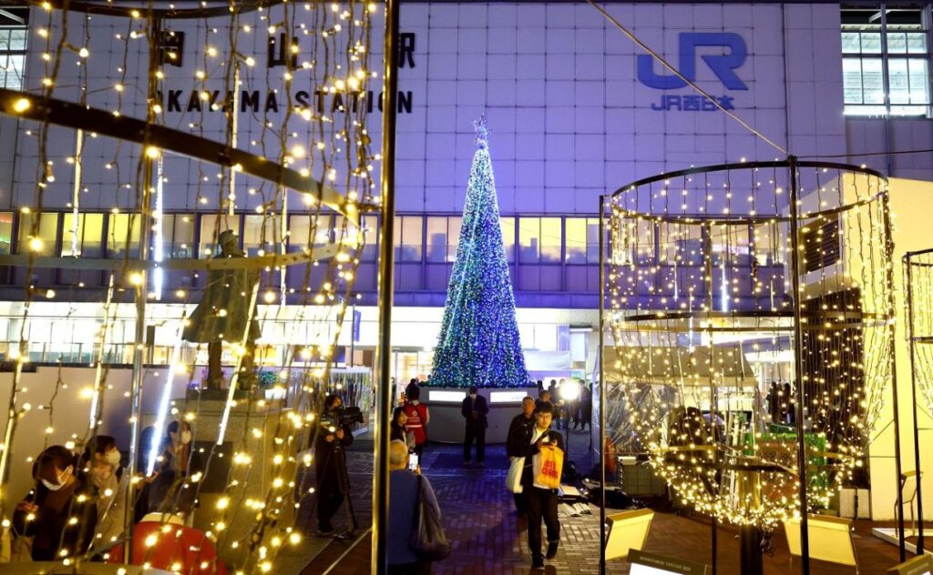 MOMOTAROH FANTASY開幕 県都の玄関口華やかに 岡山 :山陽新聞デジタル|さんデジ 華やかなイルミネーションで彩られたJR岡山駅東口広場(中西弘之撮影)