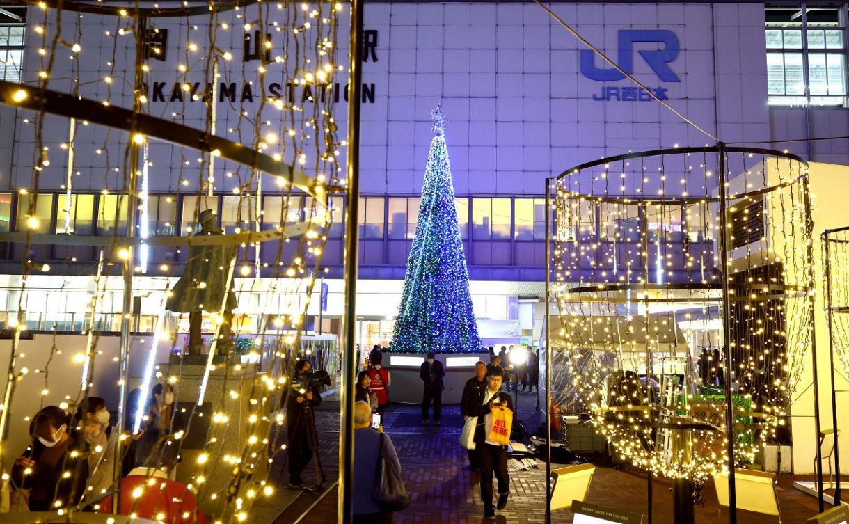 華やかなイルミネーションで彩られたJR岡山駅東口広場(中西弘之撮影)