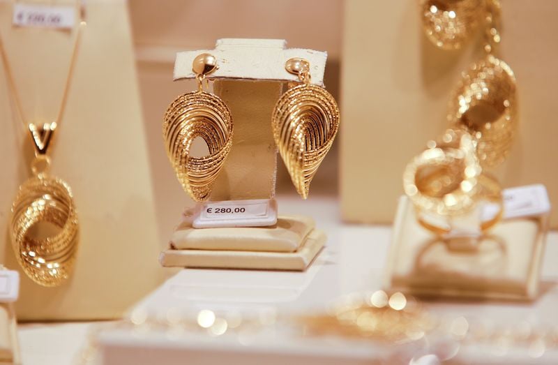 2017年12月11日、イタリア・ローマ中心部の宝飾店に並ぶ金製ジュエリー