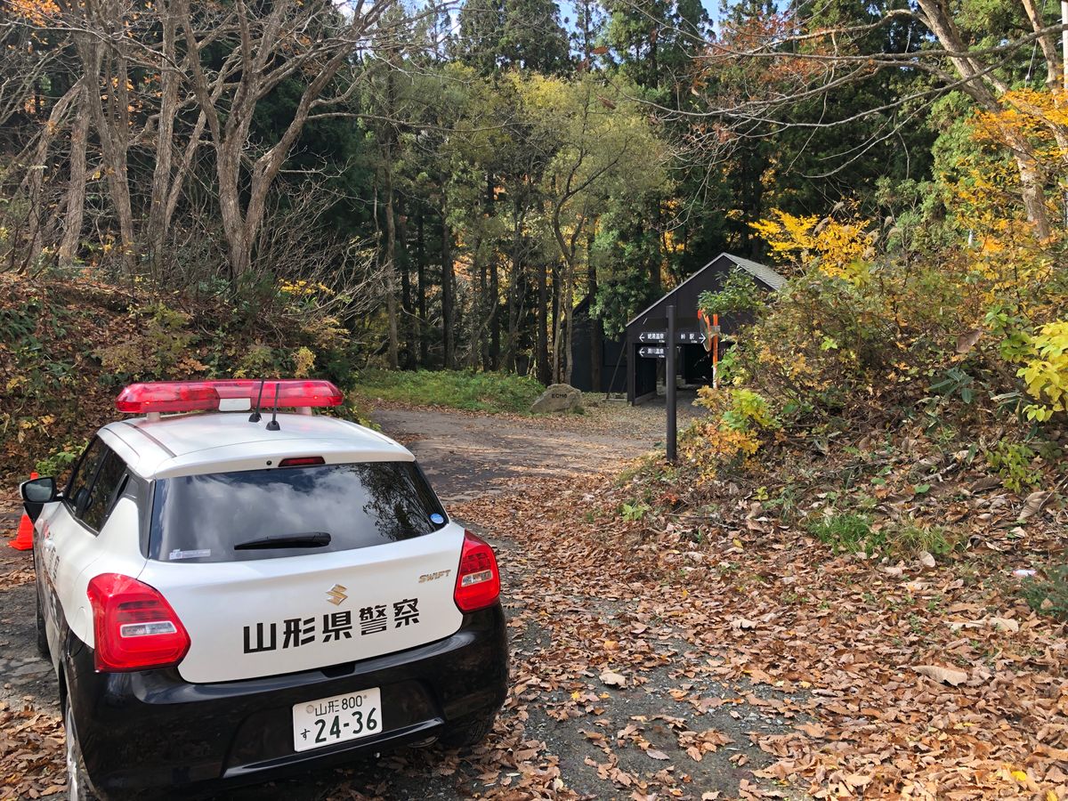 【速報】米沢市の滑川温泉の旅館1階にクマが居座る　家族3人は2階からパトカーに避難