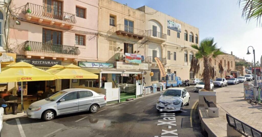 「非常に酔っぱらった」男が男性を車に押し込み重体にした疑い