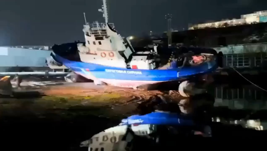 ロシアでは沿岸警備隊の船が修理中に転覆した。