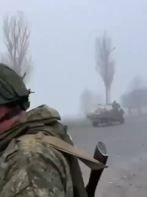 ロシア兵はバイクや破損した車両に乗って、荒廃したウクライナの都市ポクロフスクに入る。