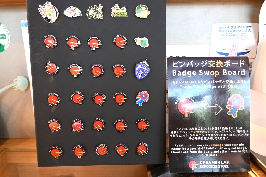 店内でピンバッジの交換やってます（9月7日 大阪・関西万博）