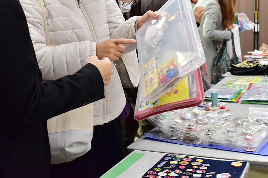 交換の様子。断られてしまうことも珍しくないようだ（11月29日・大阪市内）
