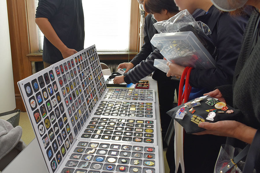 グッズのレイアウト方法も人によってさまざま（11月29日・大阪市内）