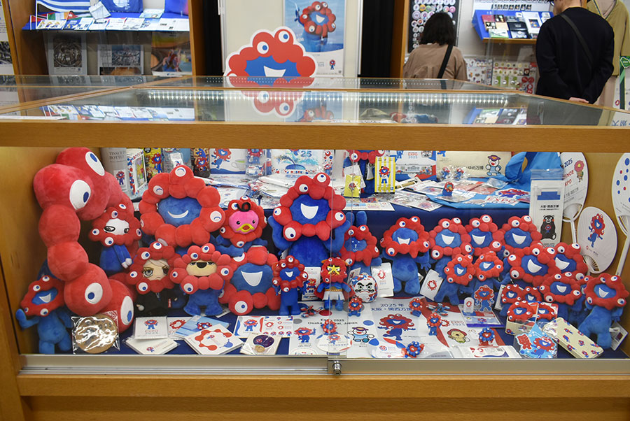 交換会会場に隣接する展示室では、12月25日まで展覧会も実施中。展示物のほとんどは藤井さんが貸し出しているという（11月29日・大阪市内）