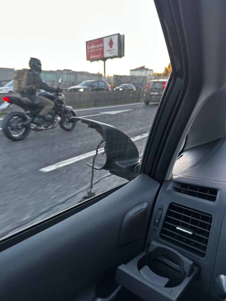 彼らは私を殴ってIC19で逃走しました