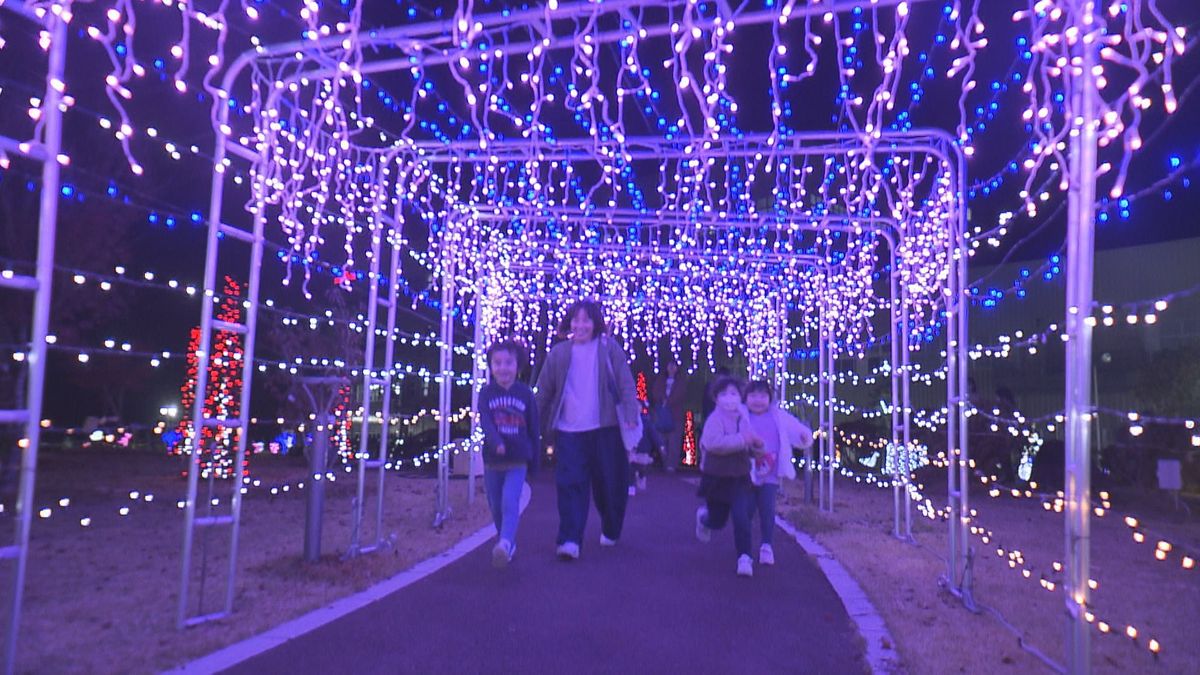 「トンネルがきれい」クリスマスムード漂う幻想的なイルミネーション　越前町の福井村田製作所宮崎工場　12月28日までの土日
