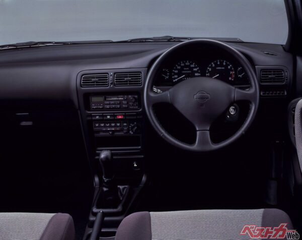 3本スポークステアリングやホールド性を重視したスポーツシートが演出するのは、走りを意識したドライバーズコクピットの雰囲気だ